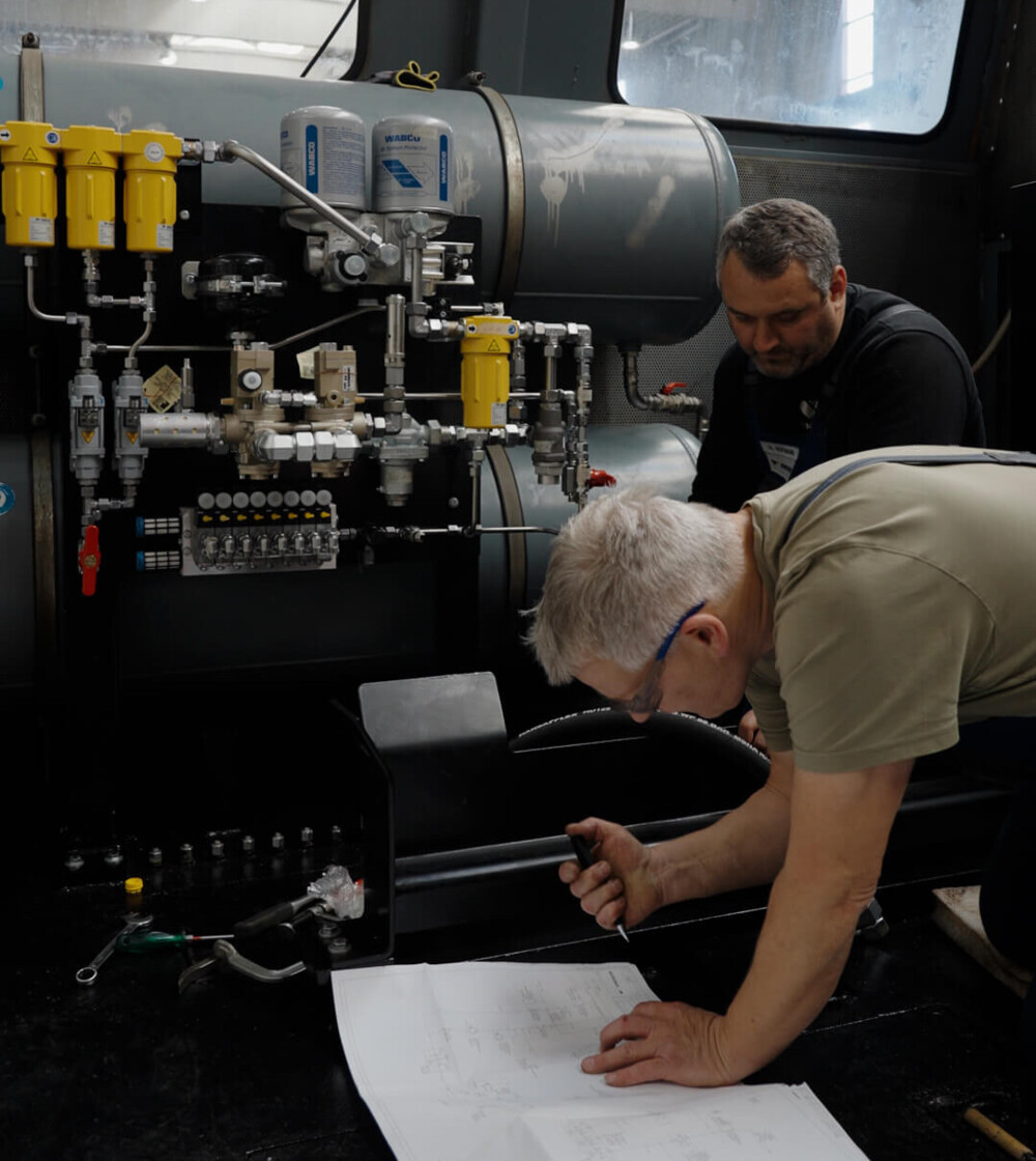 Zwei WINDHOFF-Mitarbeiter bei der Planung des Innenausbaus im Rahmen der TeleTrac-Modernisierung