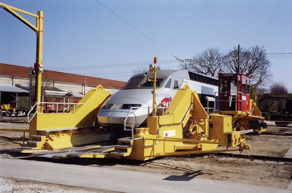 Schiebebühnen für Schienenfahrzeuge von WINDHOFF