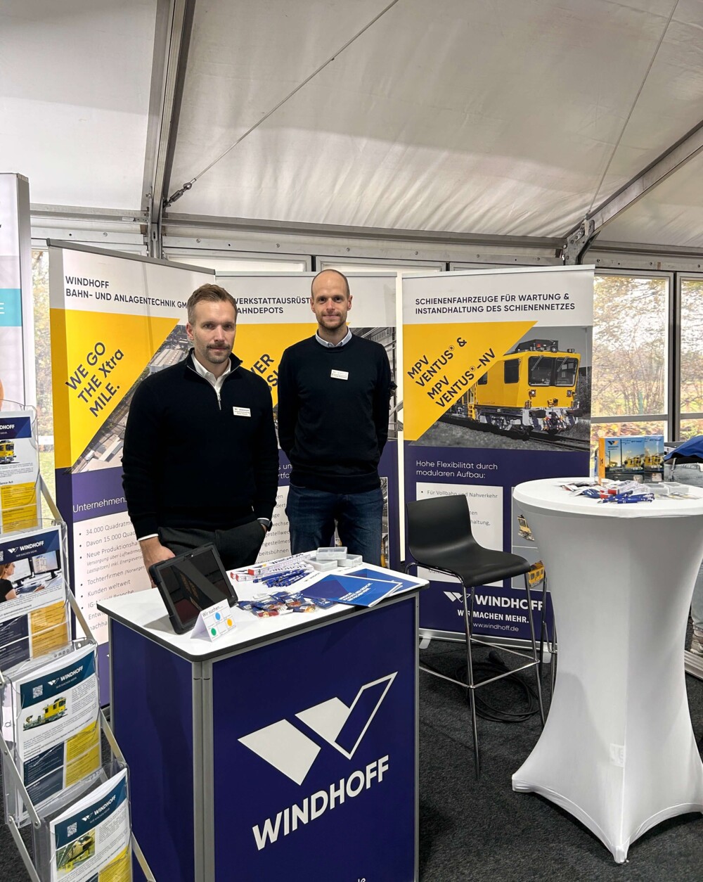 Simon Rosetti und Philipp Spielmann am WINDHOFF-Messestand auf dem Firmentag der FH Münster
