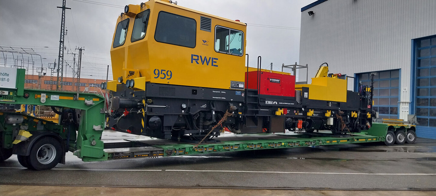 Frontansicht Baudiensttraktor nach Gerölllawine