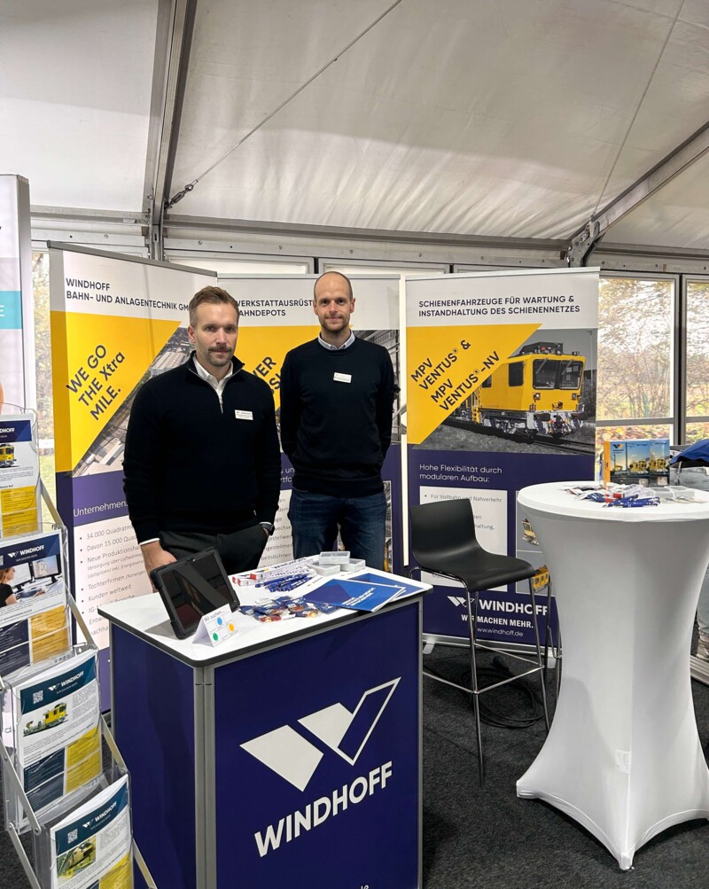 Simon Rosetti und Philipp Spielmann am WINDHOFF-Messestand auf dem Firmentag der FH Münster