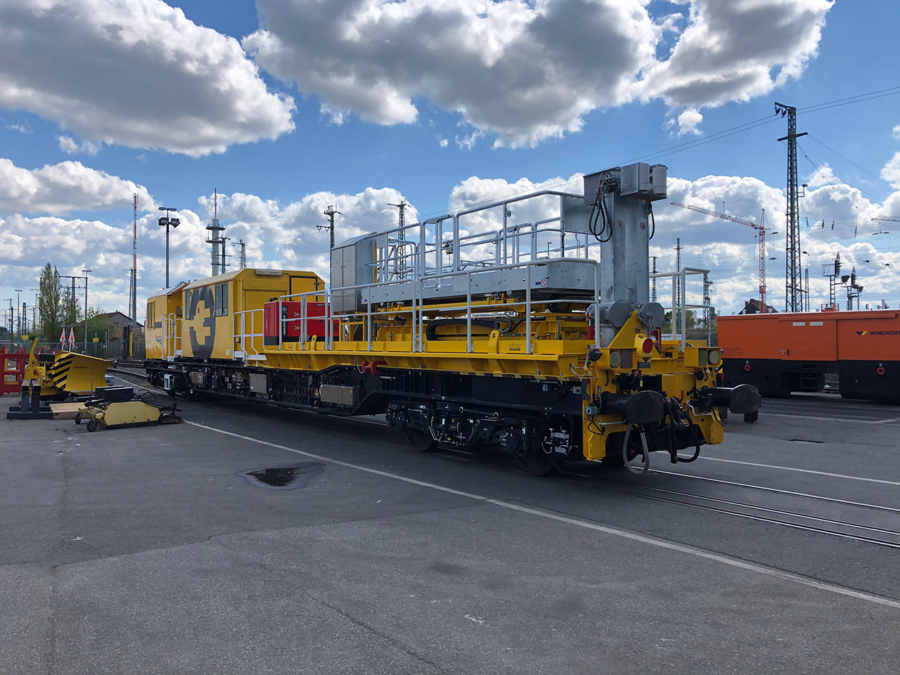 Frontansicht Baudiensttraktor nach Gerölllawine