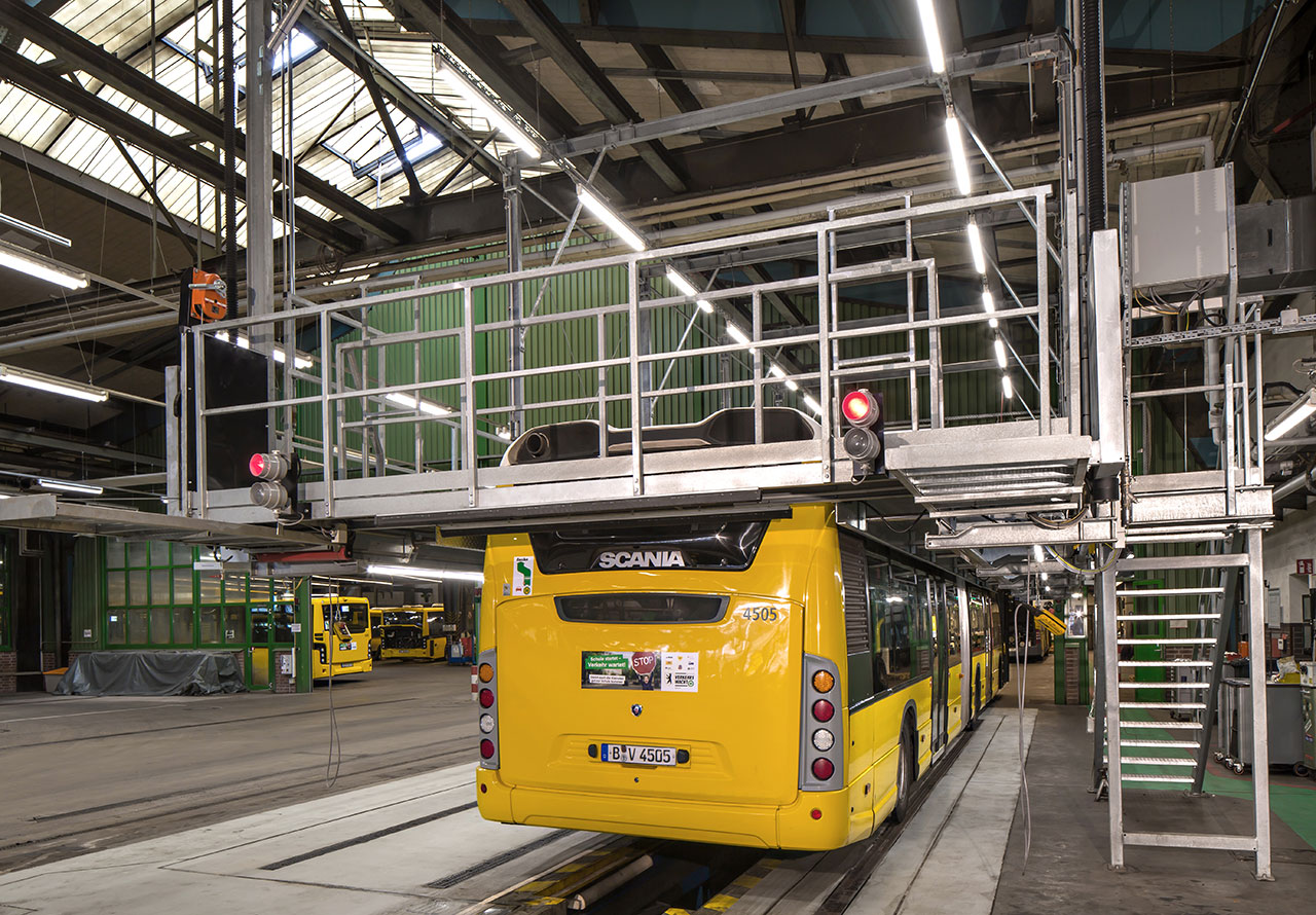 Frontansicht Baudiensttraktor nach Gerölllawine