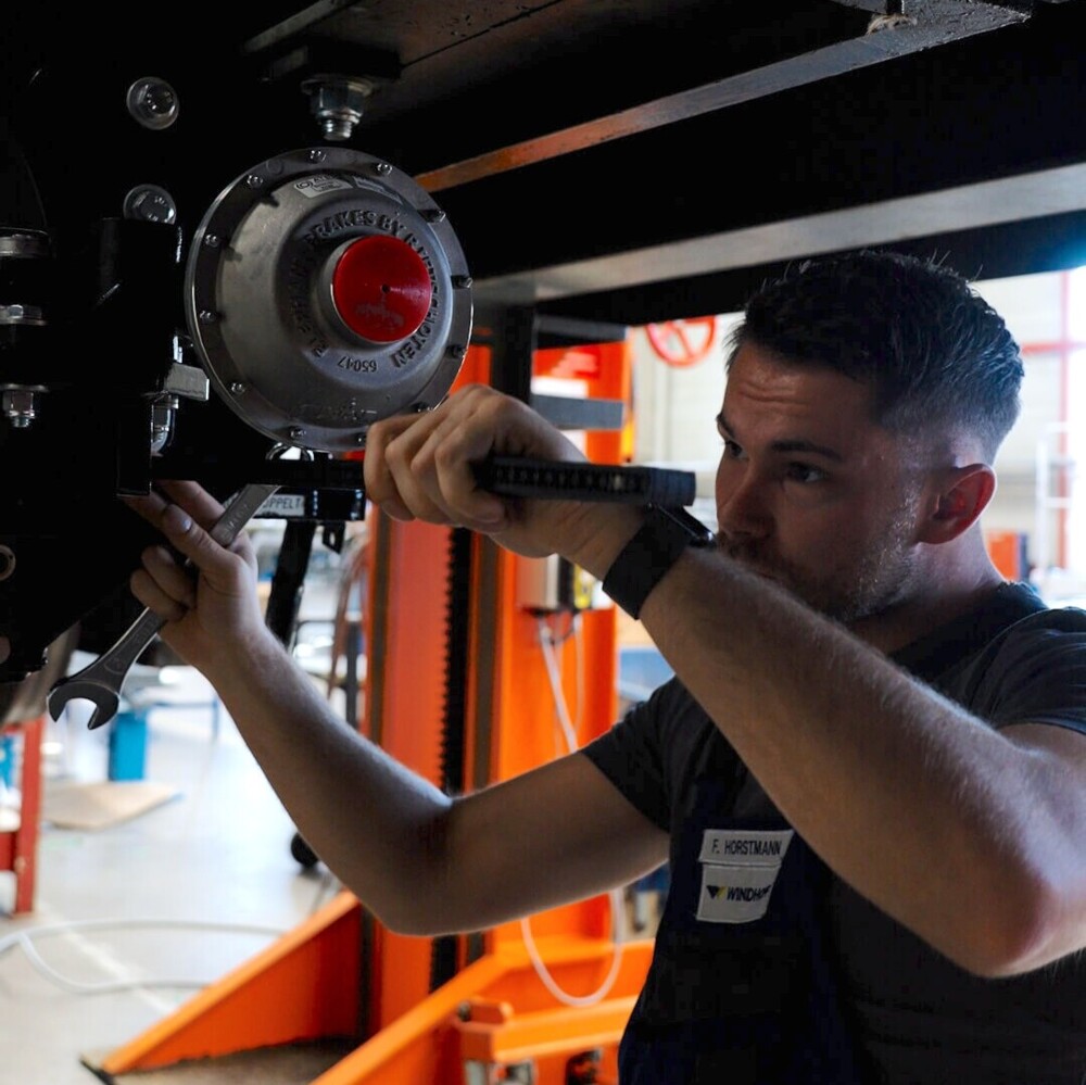 WINDHOFF-Mitarbeiter bei Unterflurarbeiten am TeleTrac RW110 DH im Zuge der Elektrifizierung