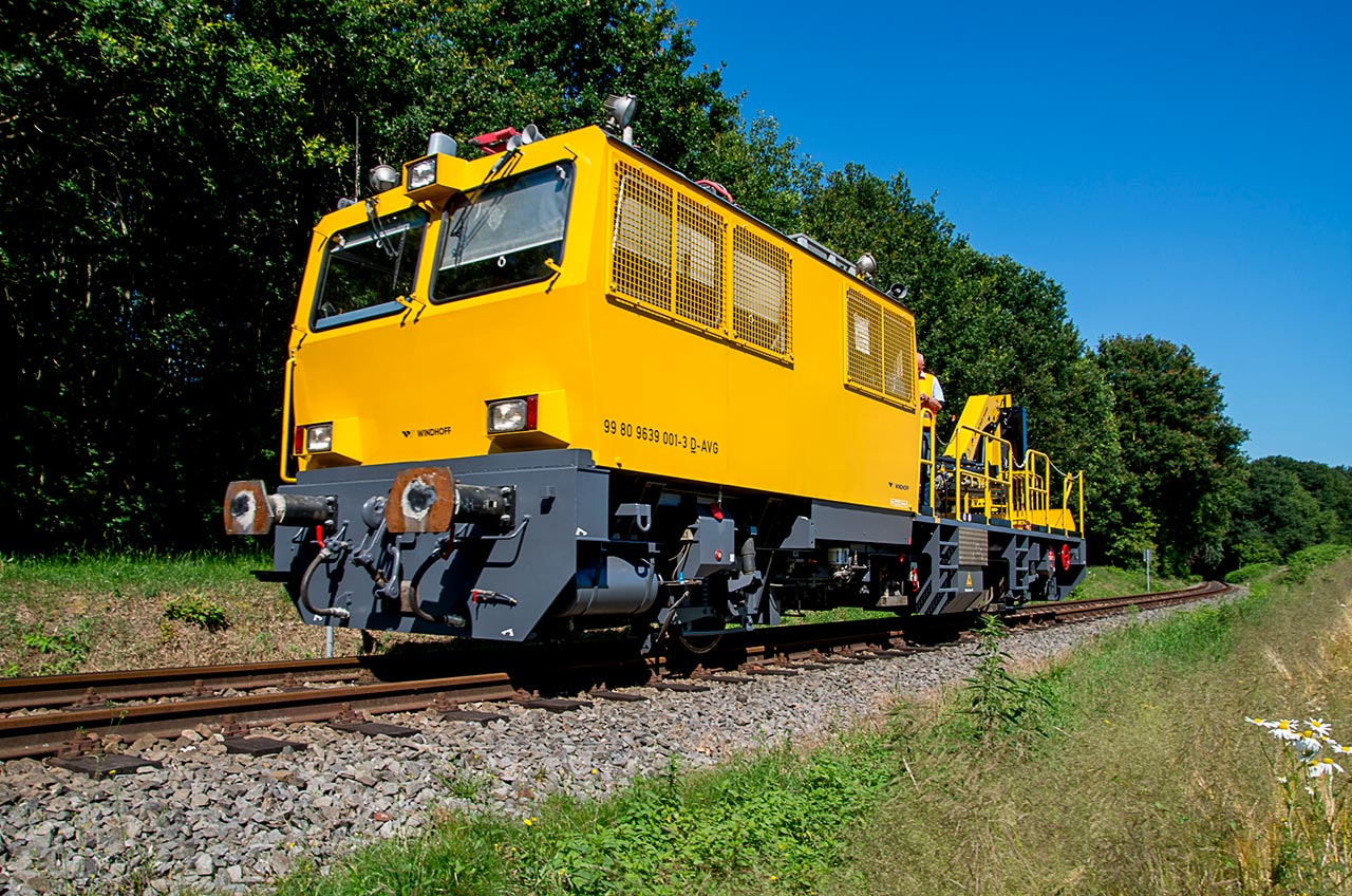 Frontansicht Baudiensttraktor nach Gerölllawine