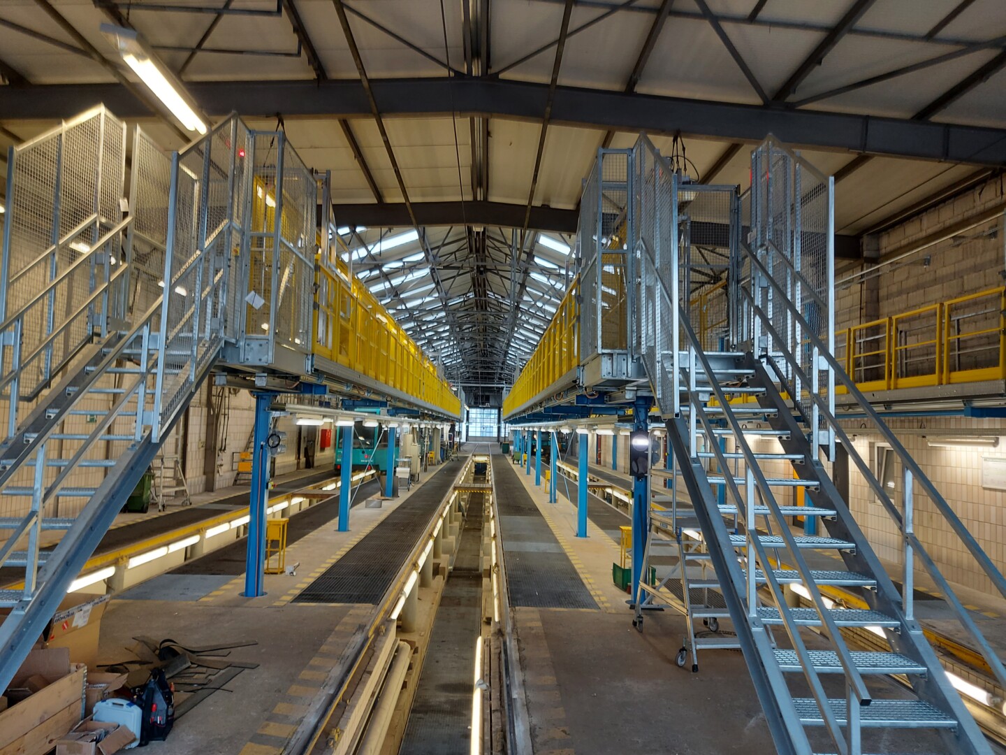 Frontansicht Baudiensttraktor nach Gerölllawine