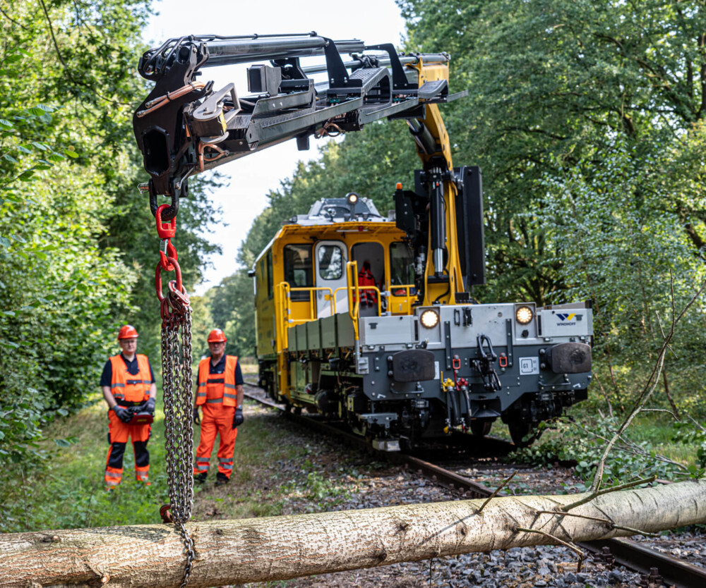 Kompaktes und modulares Gleisarbeitsfahrzeug für die DB Bahnbau Gruppe bei Kranarbeiten im Gleisbett